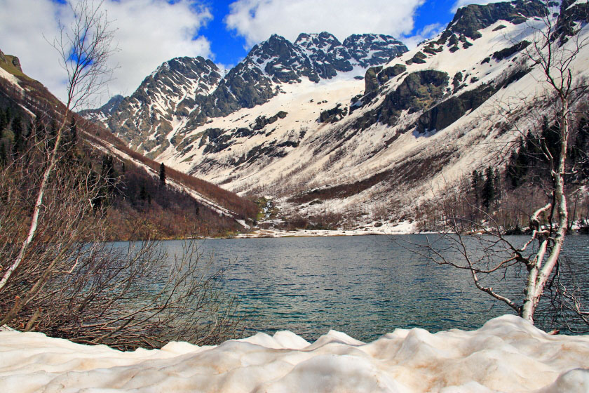 Озеро Кардывач и гора Лоюб в мае