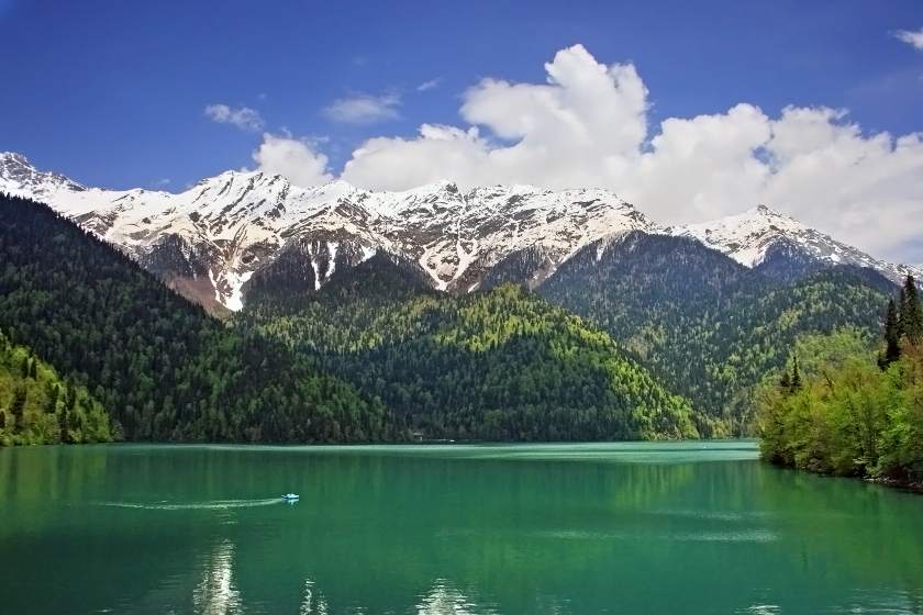 Озеро рица и горы